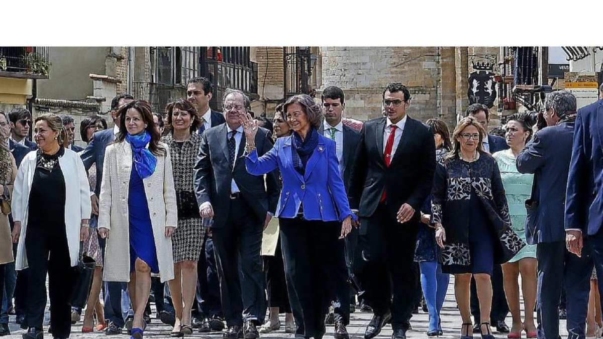 La Reina doña Sofía, ayer, durante  la inauguración de Las Edades del Hombre ‘Aqva’ en Toro. Junto a ella, el presidente de la Junta, Juan Vicente Herrera, y el alcalde de Toro, Tomás del Bien.-ICAL