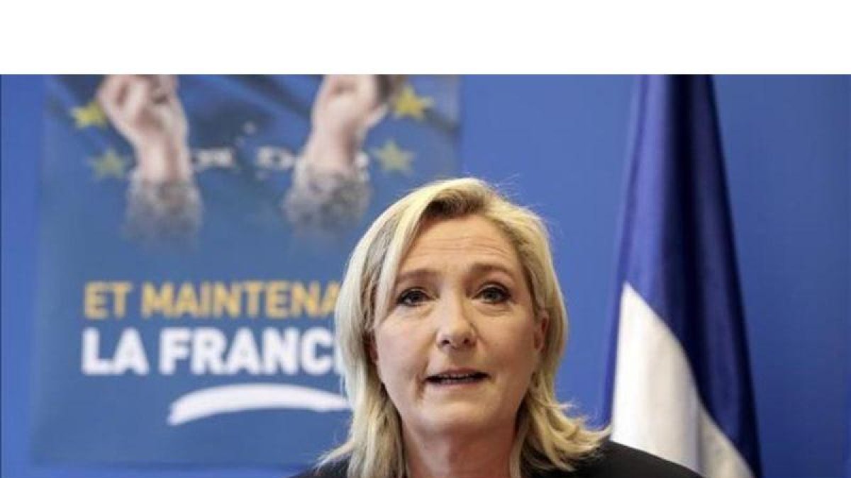 Marine Le Pen, en una conferencia de prensa en Nanterre.-AP / KAMIL ZIHNIOGLU