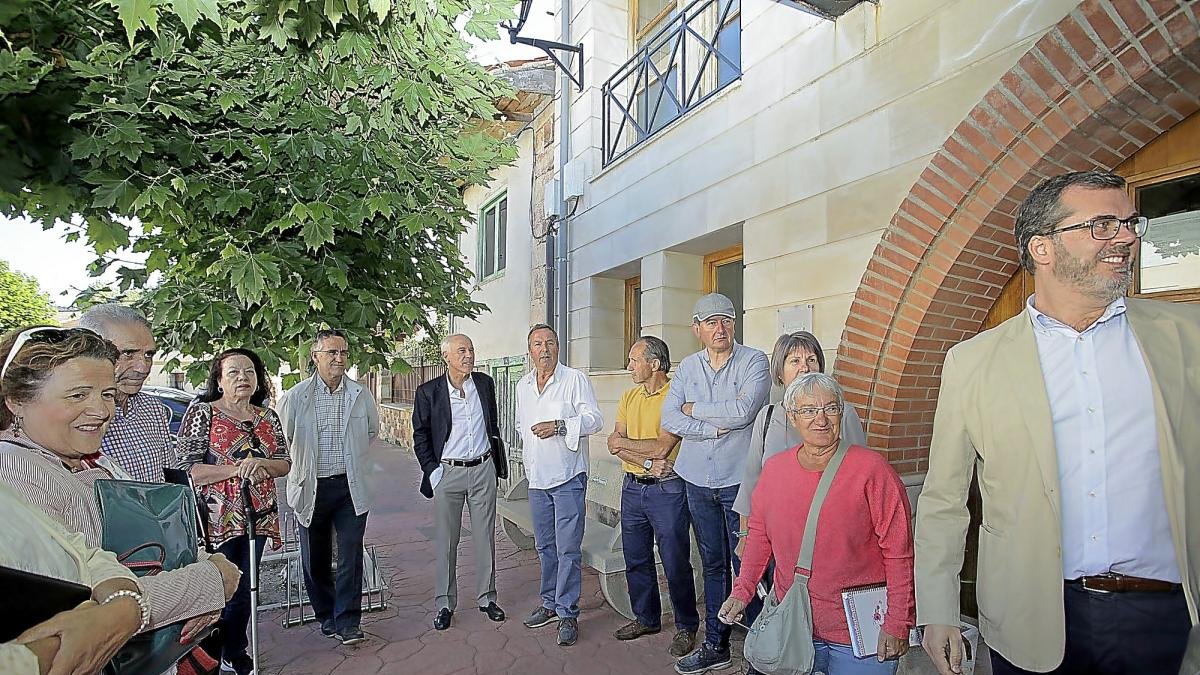 Responsables provinciales de sanidad y alcaldes de la montaña palentina en la reunión.-ICAL