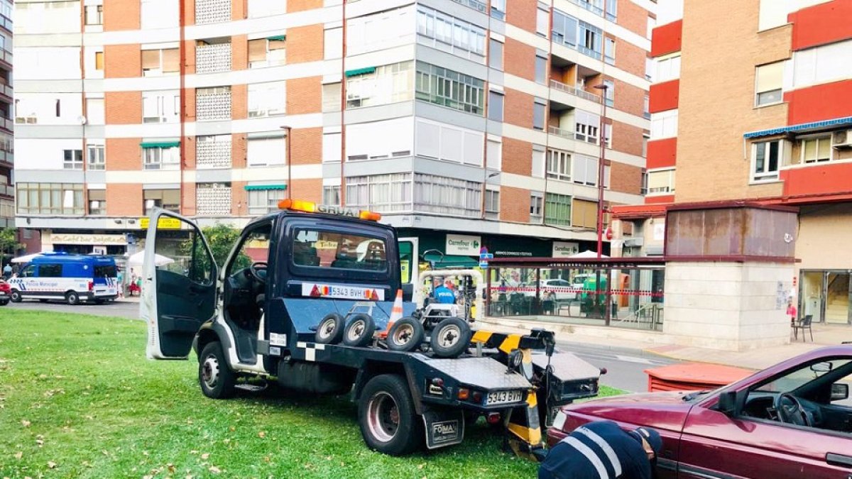 Un conductor da positivo en alcoholemia tras subirse con su coche en la zona ajardinada de la rotonda de la plaza Circular de Valladolid. - ICAL