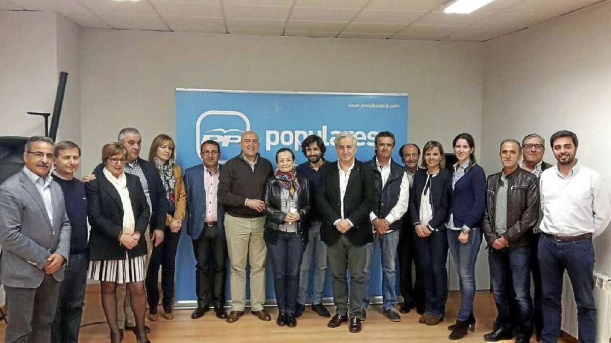 Jesús Julio Carnero posa con los candidatos de la zona sur en un acto en Mojados-El Mundo