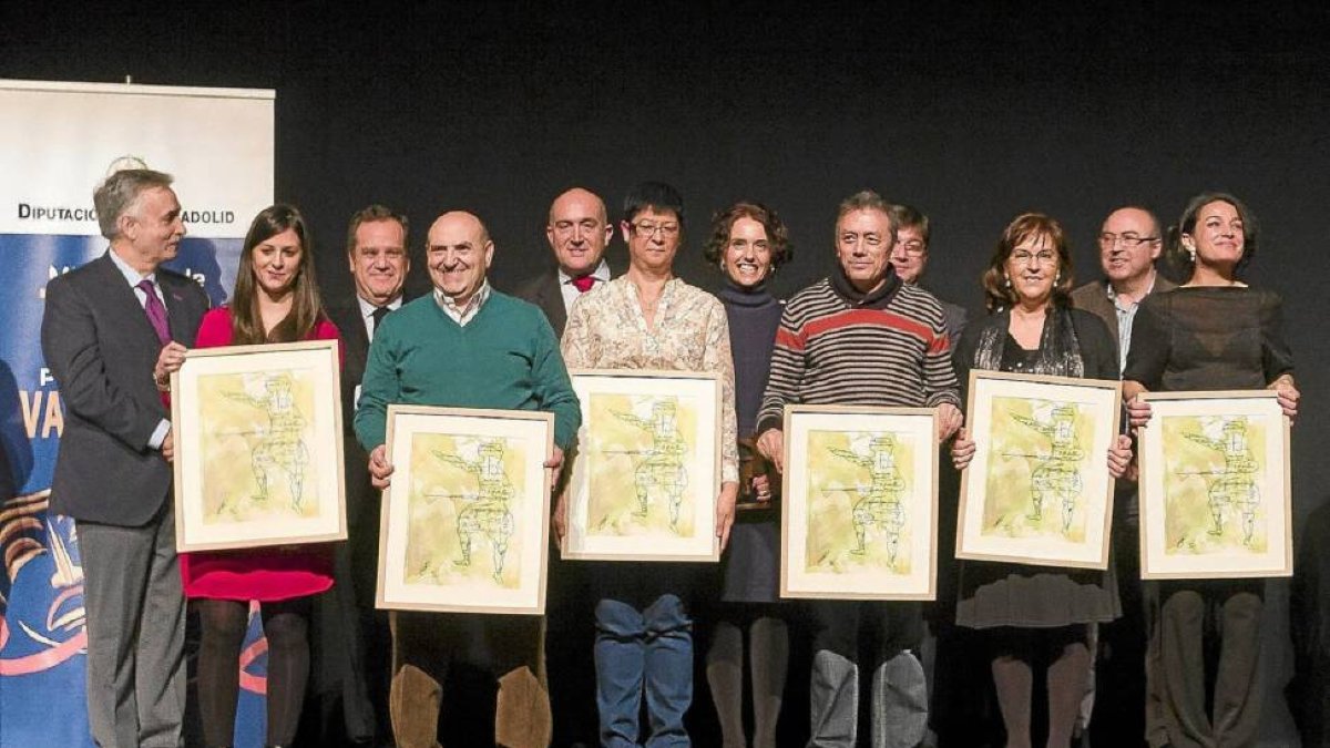 Domínguez, Trillo, Carnero y Zancada rodeados de representantes de las compañías galardonadas-El Mundo