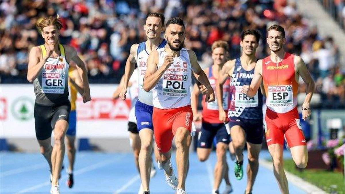 Álvaro de Arriba (derecha) en la recta final de los 800 metros.-EFE / PAWEL SKRABA