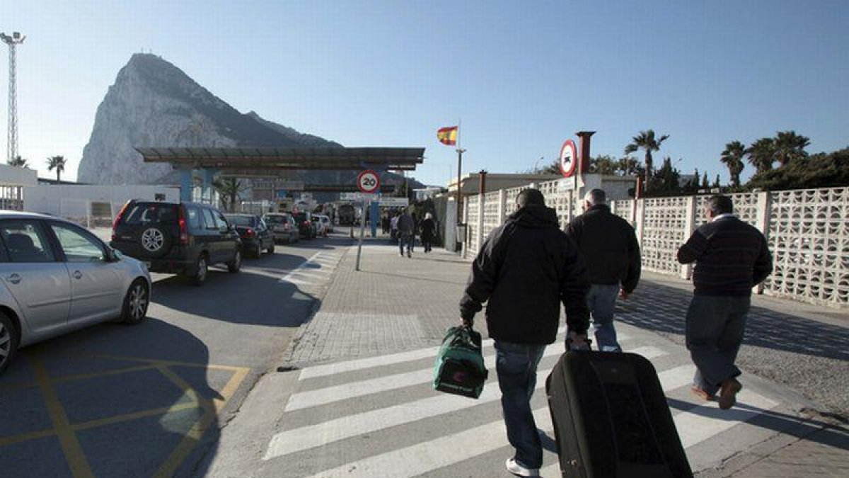 Vista de Gibraltar y del tránsito de coches y personas entre La Línea de la Concepción y el Peñón.-EFE / A. CARRRASCO RAGEL