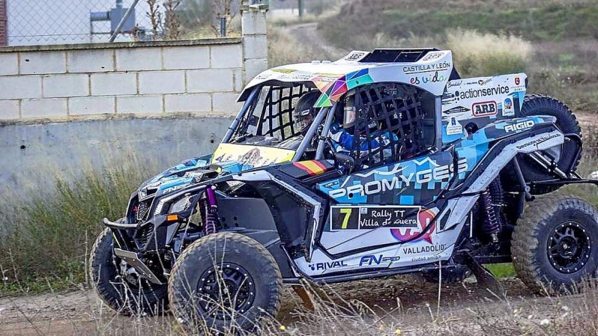 Roberto Carranza y el copiloto, Juan Carlos Fernández, en el Rally de Zuera con el coche que llevarán al Dakar.-EM