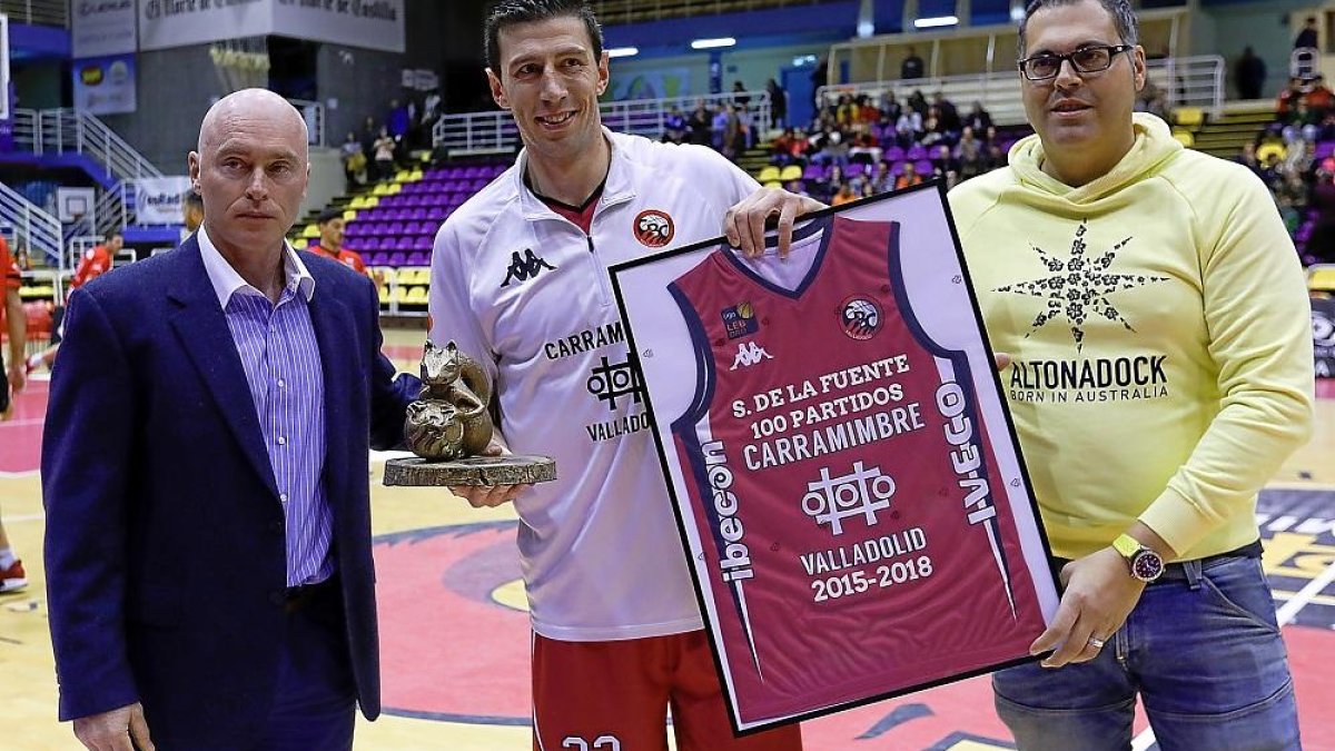 El presidente Mike Hansen y el director general Saúl Hernández, escoltan al capitán Sergio de la Fuente.-J. M. LOSTAU