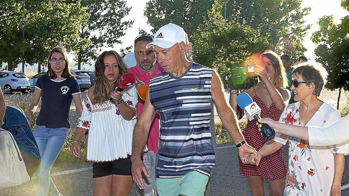 Santi Potros abandona a primera hora de la mañana de ayer la prisión salmantina de Topas.-ICAL