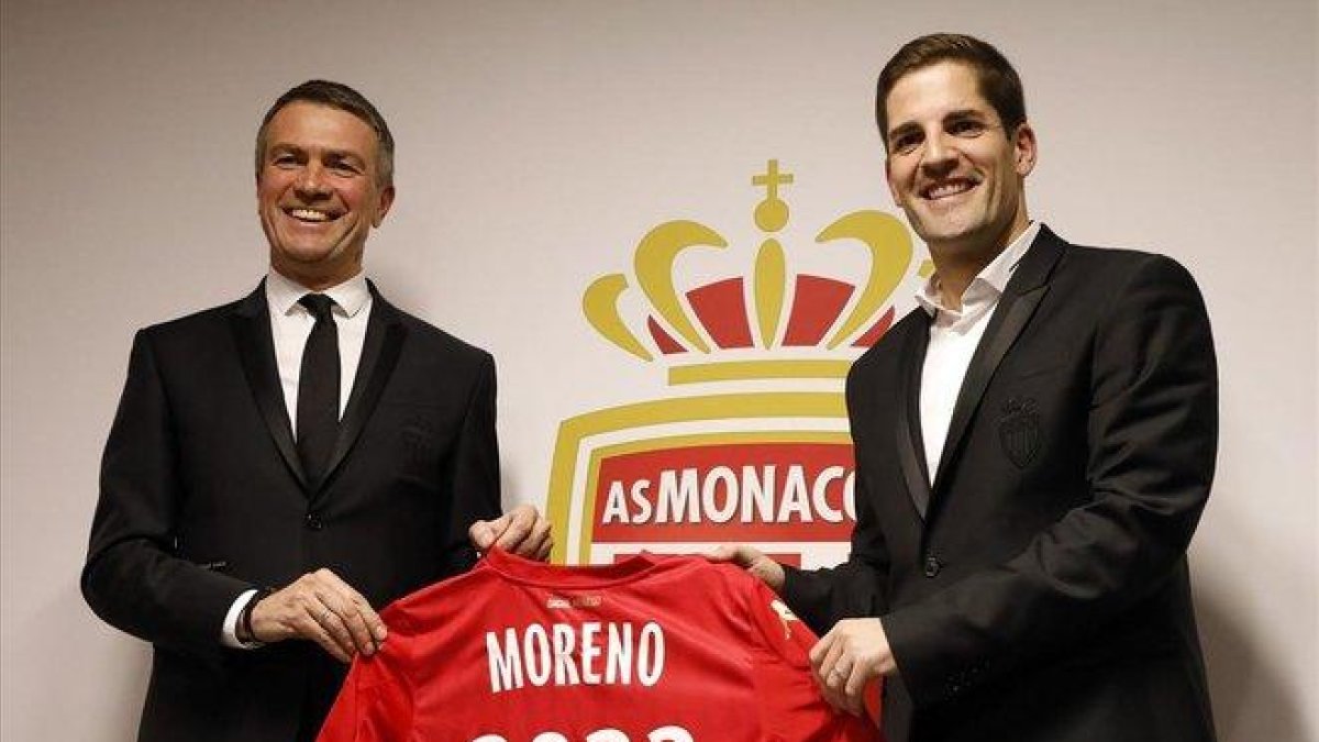 Robert Moreno posa con la camiseta del Monaco junto al vicepresidente del club Olev Petrov-EFE