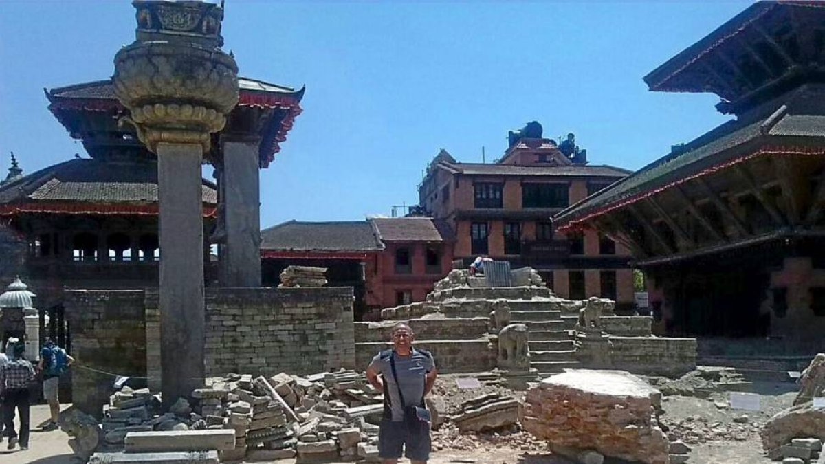 Juan Manuel Sanz, uno de los expedicionarios, ante los templos seriamente dañados en Bhaktapur-D. V.