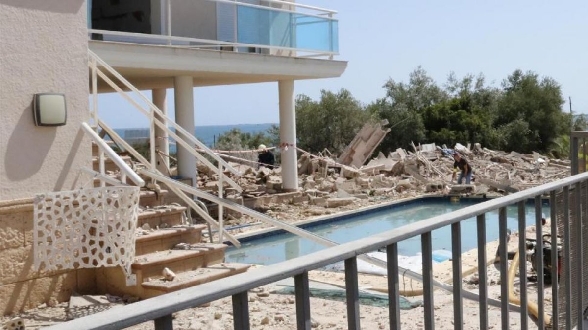 Vivienda en Alcanar, en la urbanización Montecarlo, donde se ha hallado un cinturón con explosivos.-ACN / ANNA MAYOR/ACN