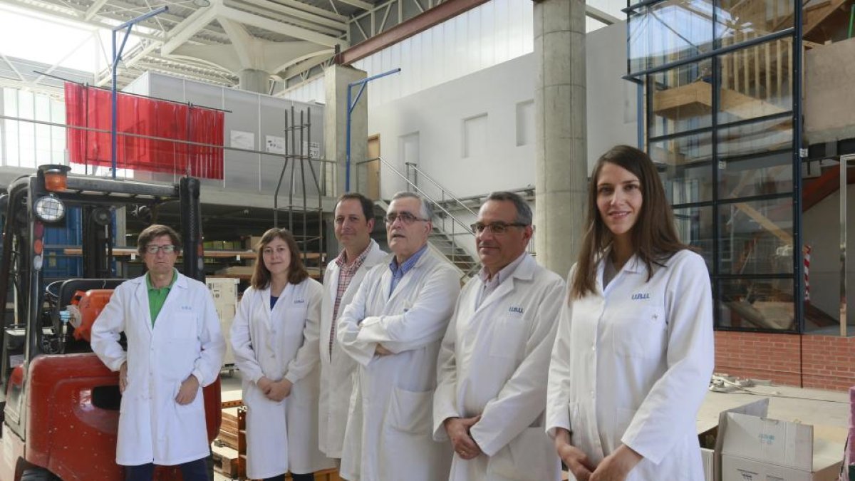 Ángel Rodríguez, segundo or la derecha, con parte del Grupo de Investigación de Ingeniería de la Edificación.-RAÚL OCHOA