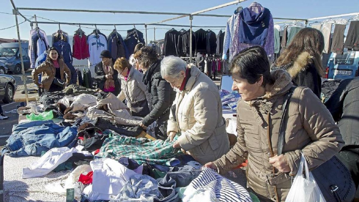 Uno de los puestos del mercadillo de Medina del Campo-J.M.Lostau