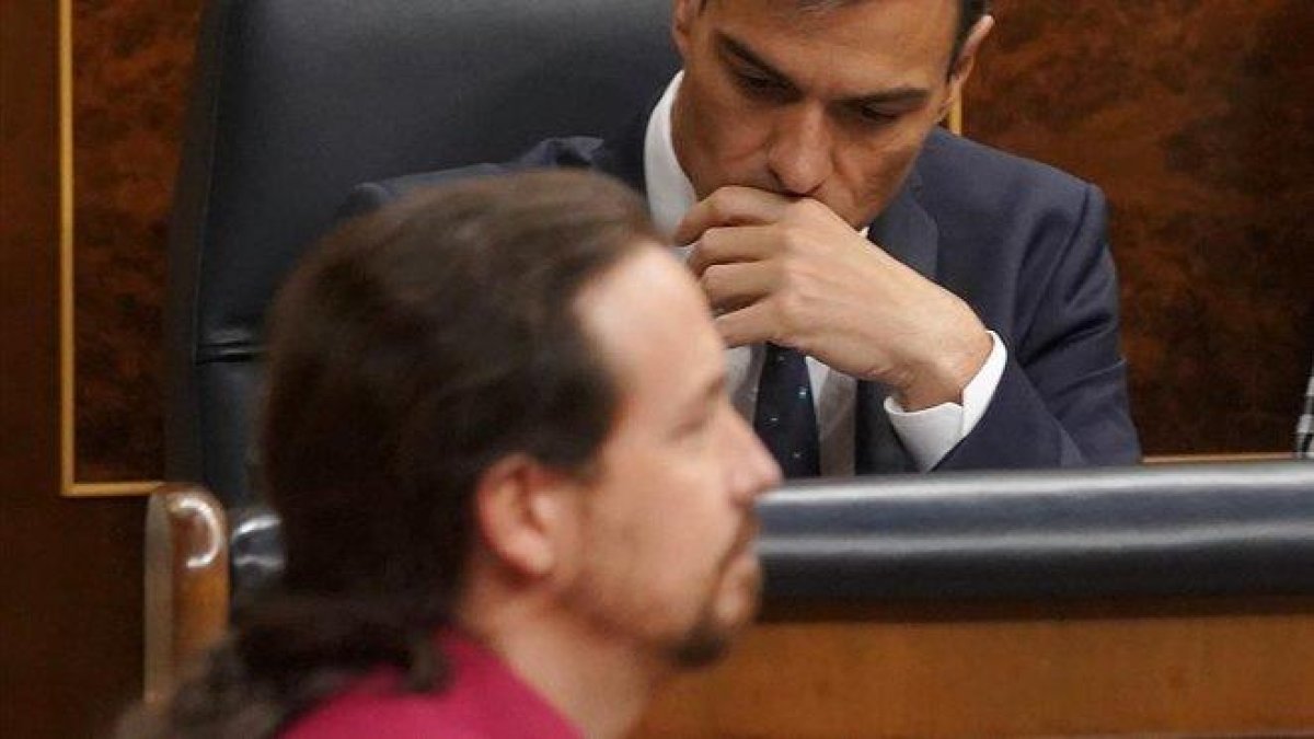 Pablo Iglesias, ante Pedro Sánchez, en una imagen del pasado octubre, en el Congreso de los Diputados.-JOSÉ LUIS ROCA