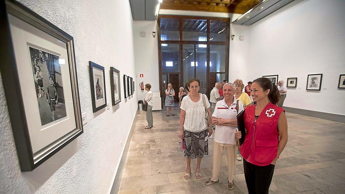 Visita de Cruz Roja a la exposición ‘Instantes decisivos de la fotografía. Colección Julián Castilla’, en el Museo de la Pasión.-J.C. CASTILLO / PHOTOGENIC