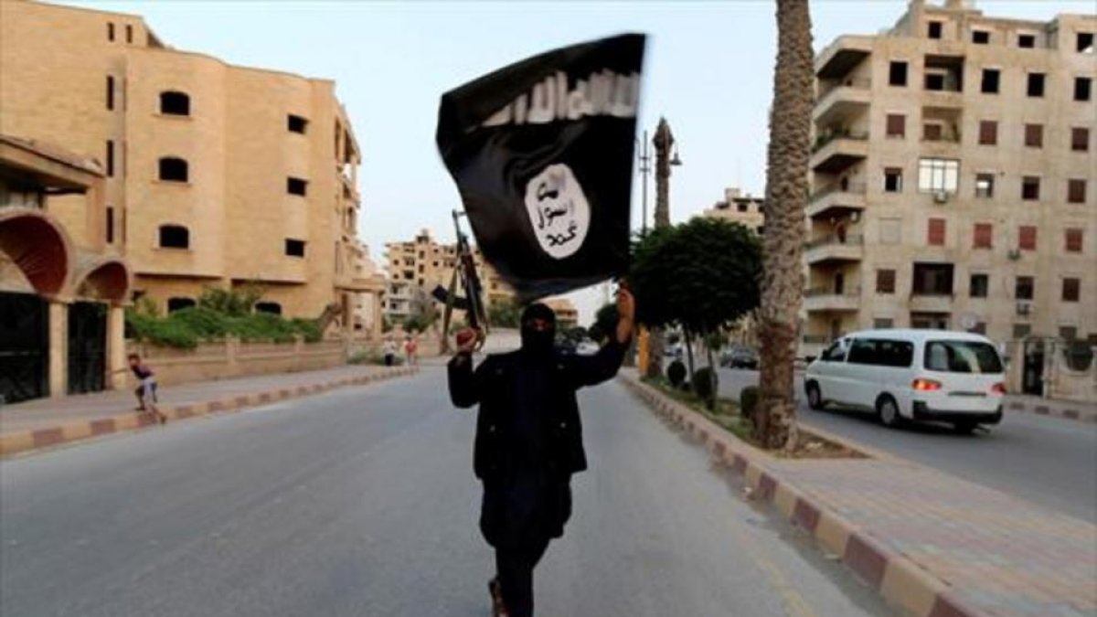La capital del califato 8 Un miliciano del Estado Islámico en Raqa (Siria), en el 2014.-ARCHIVO / REUTERS