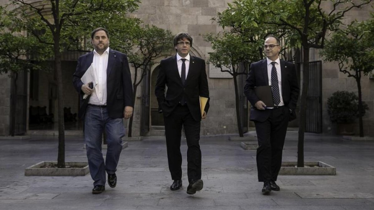 Carles Puigdemont, Oriol Junqueras y Jordi Turull antes de la reunion de Govern de hoy.-JOAN CORTADELLAS