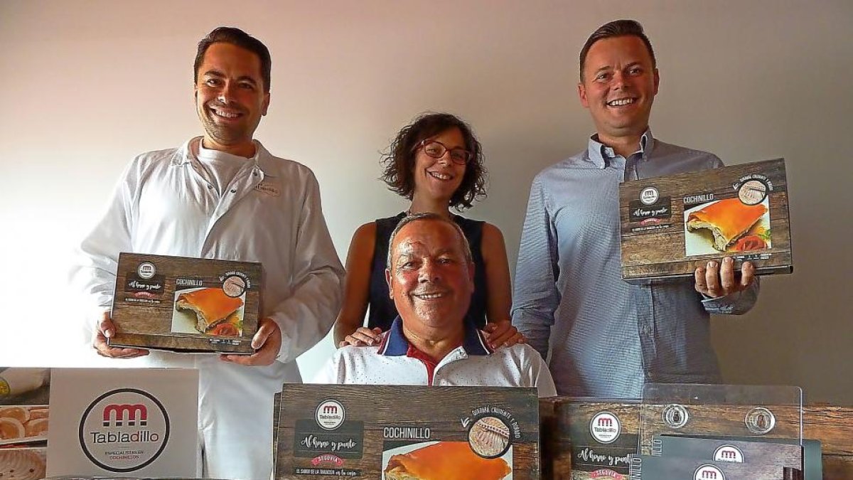 Fernando de María muestra sus productos, junto a sus hijos David (izq) Esther e Israel.-T. S. T.