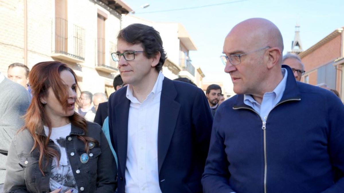 Silvia Clemente, Alfonso Fernández Mañueco y Jesús Julio Carnero, en Villalar.-ICAL