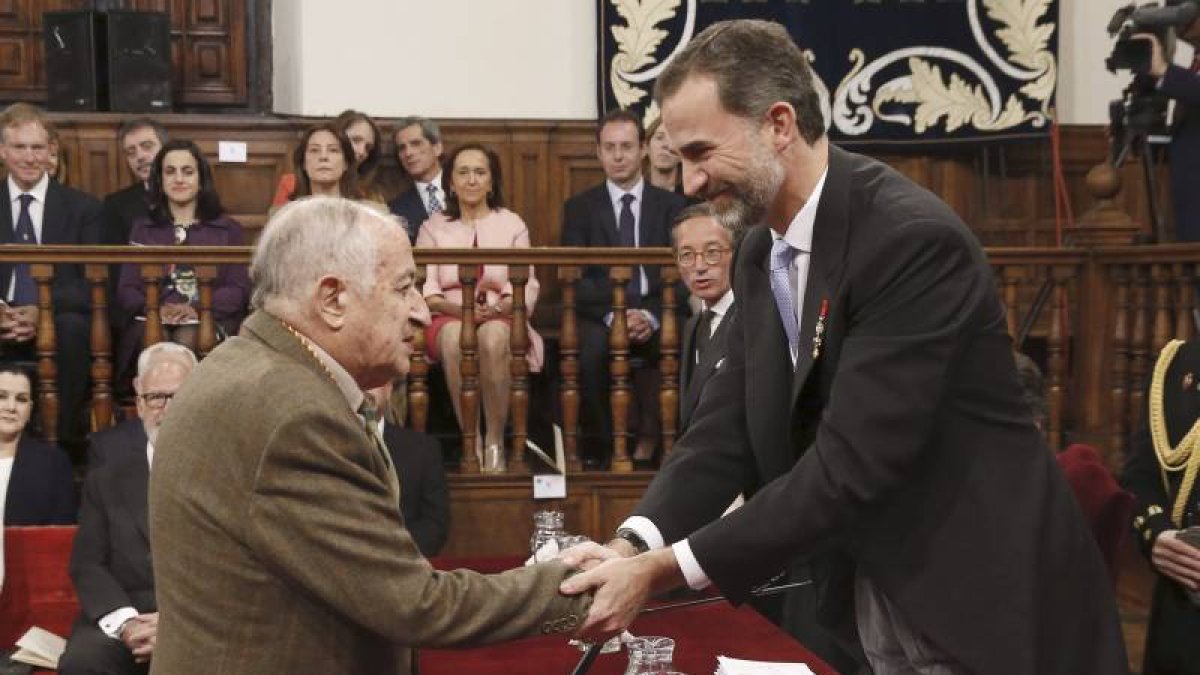 Este premio Cervantes ha sido el primero que ha entregado el Rey Felipe VI como monarca.-Foto: EFE/ J.J. GUILLÉN