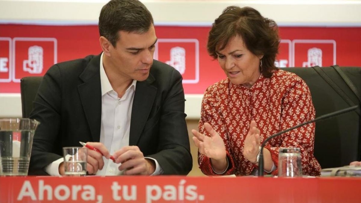 Pedro Sánchez y Carmen Calvo.-JOSÉ LUIS ROCA