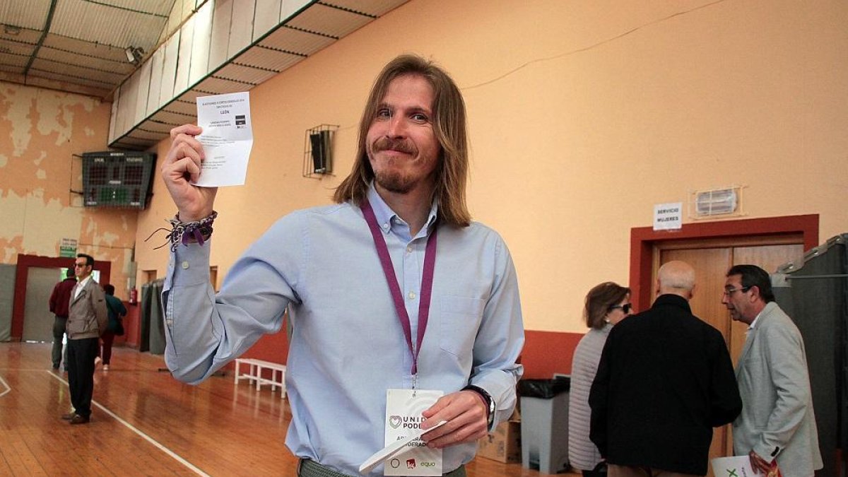 Pablo Fernández enseña su papeleta antes de depositarla en la urna.-ICAL
