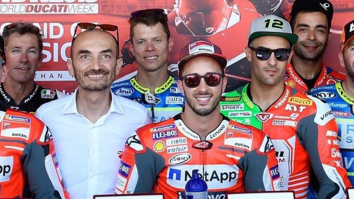 Claudio Domenicali, junto a Andrea Dovizioso, Tito Rabat, Danilo Petrucci y otros ’ducatistas’.-DUCATI CORSE MEDIA