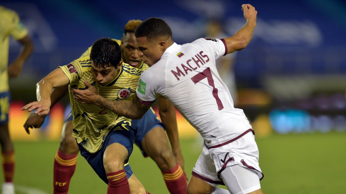Colombia's Stefan Medina (L) and Venezuela's Darwin Machis vie for the ball during their 2022 FIFA World Cup South American qualifier football match at the Roberto Melendez Metropolitan Stadium in Barranquilla, Colombia, on October 9, 2020, amid the COVID-19 novel coronavirus pandemic. (Photo by Raul Arboleda / POOL / AFP)