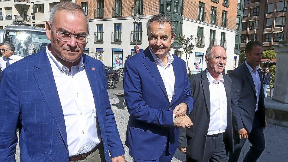 Rodríguez Zapatero, a su llegada a la Universidad, flanqueado por Angulo y Temprano.-ICAL