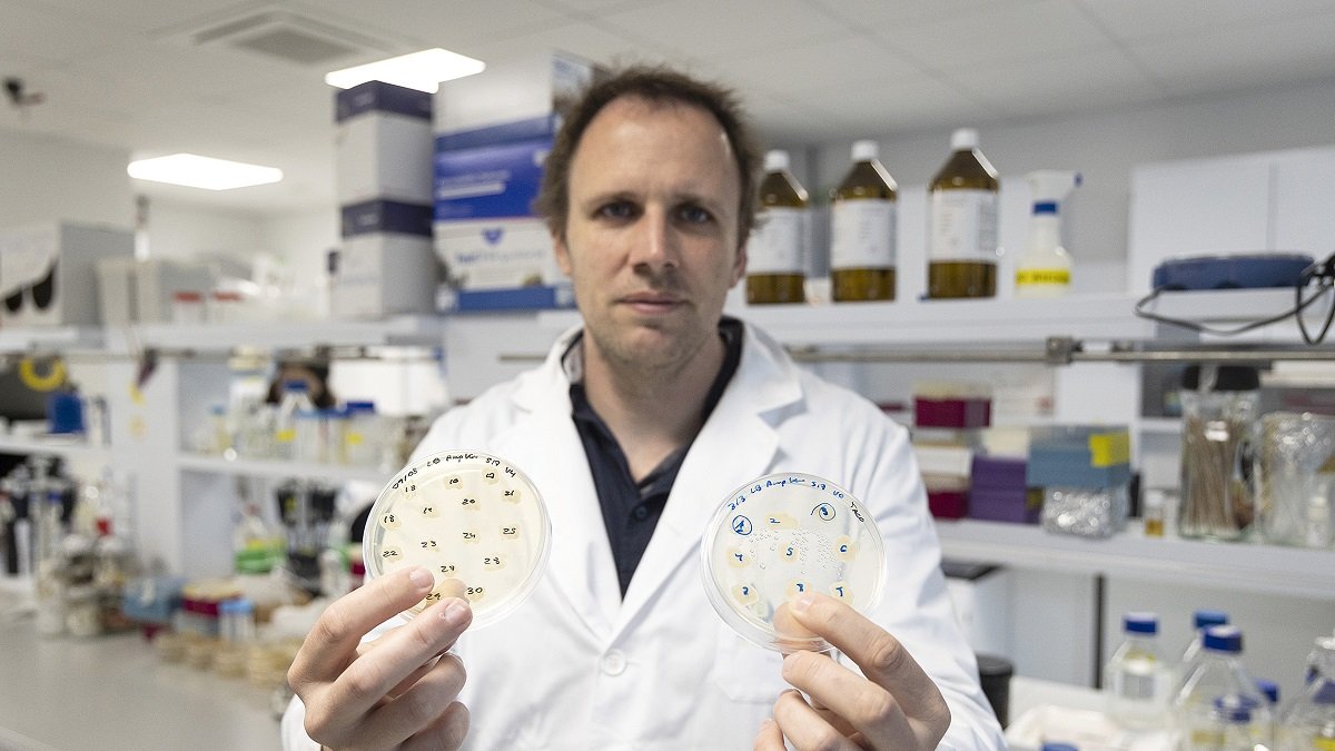 El investigador Sergio Bordel Velasco en las instalaciones del Instituto de Procesos Sostenibles. CARLOS LLORENTE | PHOTOGENIC
