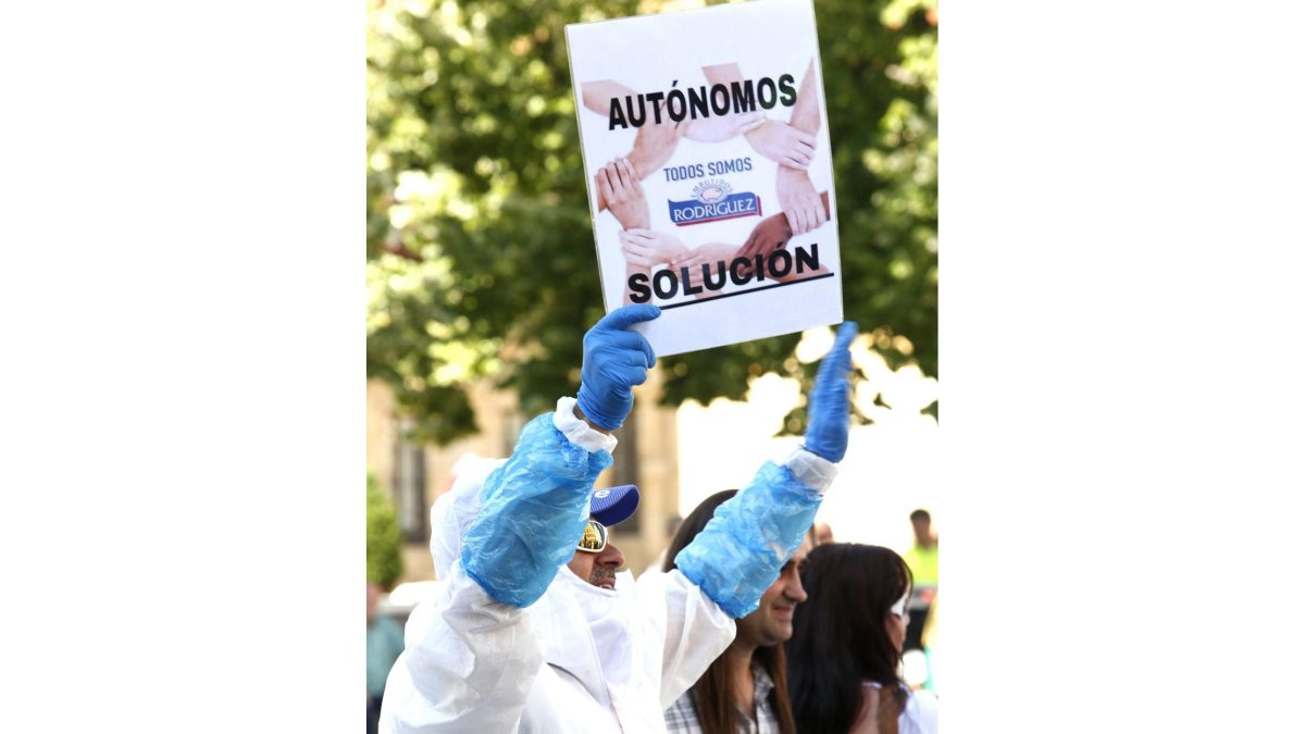 Concentración de los trabajadores de Embutidos Rodríguez frente a la Diputación Provincial.-ICAL
