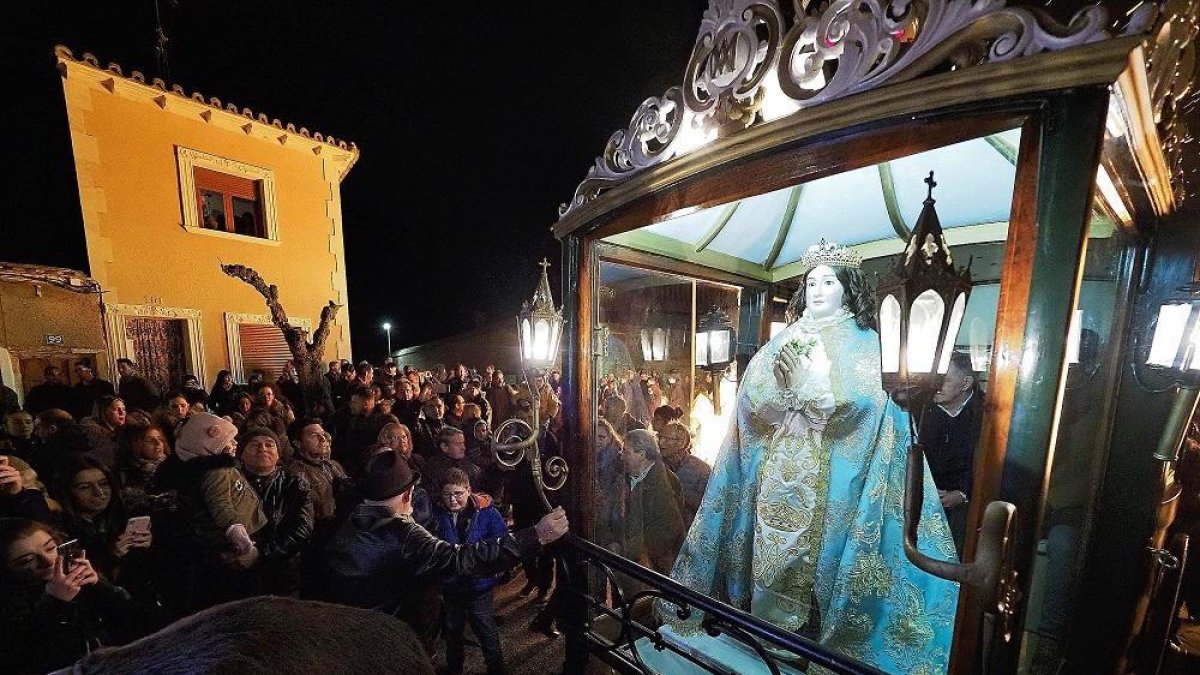 La Virgen de los Pegotes durante su recorrido por las calles de Nava del Rey.-PABLO REQUEJO / PHOTOGENIC