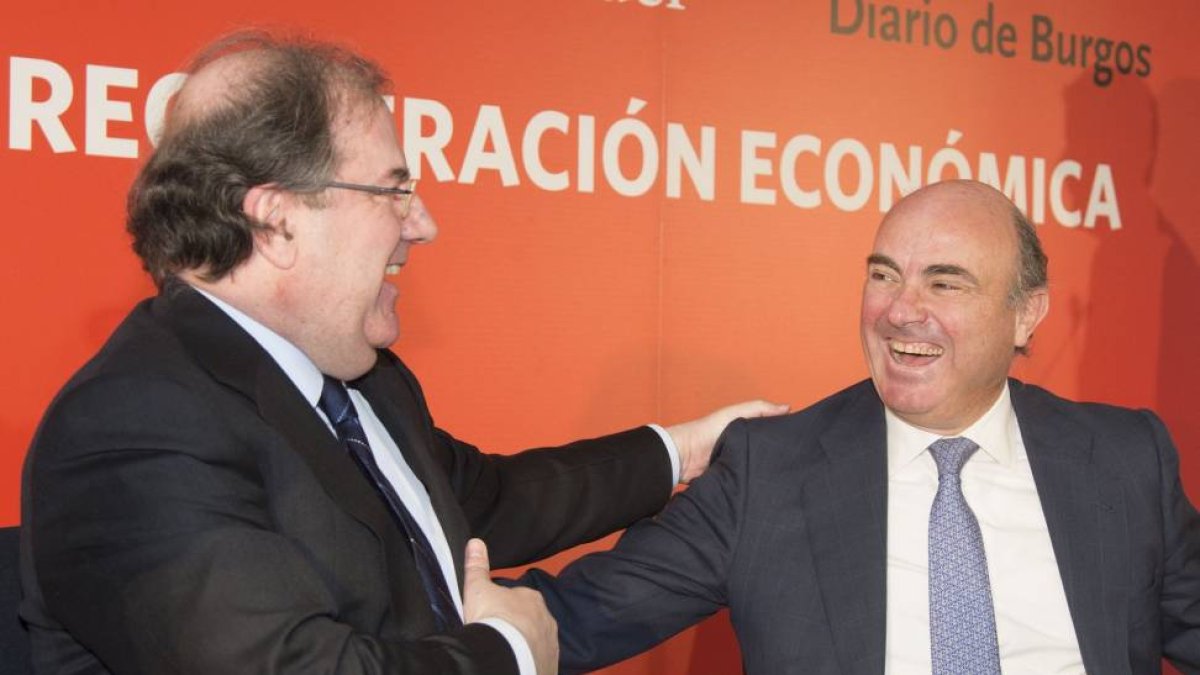 El ministro de Economía y Competitividad, Luis de Guindos, saluda al el presidente de la Junta, Juan Vicente Herrera-Ical