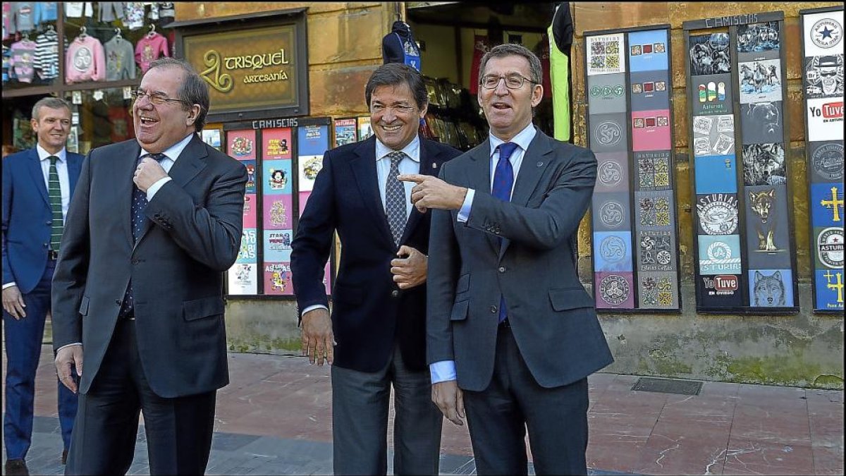 Juan Vicente Herrera, Javier Fernández y Alberto Núñez Feijóo, ayer en una calle de Oviedo.-ICAL