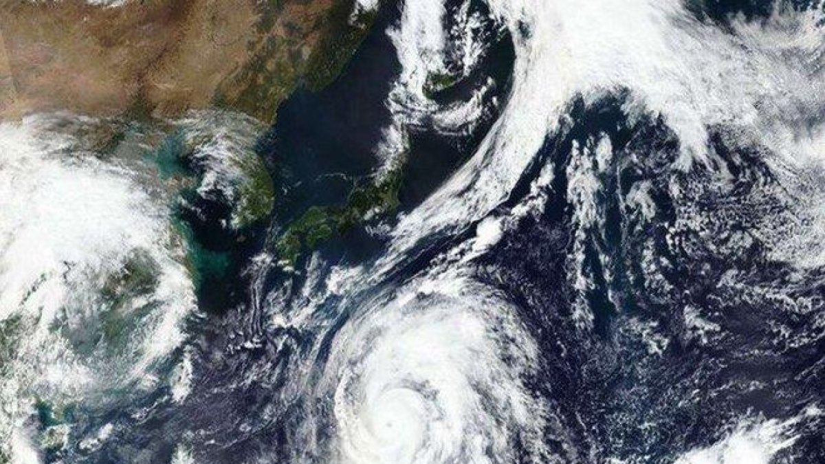Vista satelital del tifón Hagibis sobre el territorio japonés.-