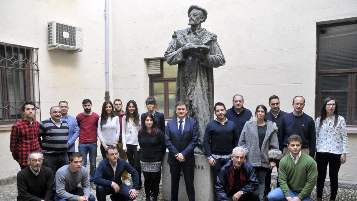 El presidente de la Diputación de Segovia, Francisco Vázquez, celebra un encuentro con segovianos que estudian o trabajan fuera de la provincia-Ical