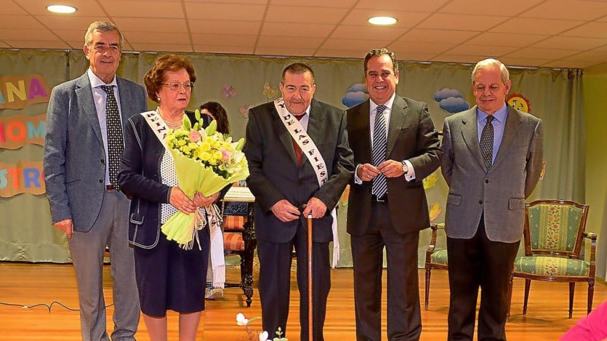 Pablo Trillo junto a la reina y el rey de Casa de la Beneficiencia.-E. M.