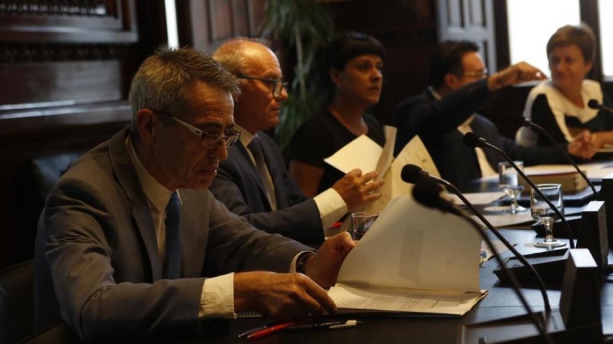 El secretario general del Parlament, Xavier Muro, y el letrado mayor, Antoni Bayona, en la reunión de la Mesa del Parlament-ALBERT BERTRAN