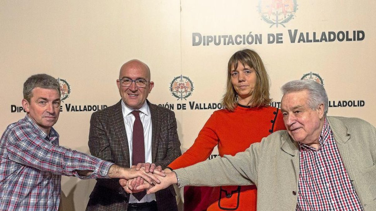 Luis Fernández Gamazo, de CCOO, Jesús Julio Carnero, presidente de la Diputación, Ángela de Miguel Sanz, de la CVE, y Fernando Fernández, de UGT.-ICAL