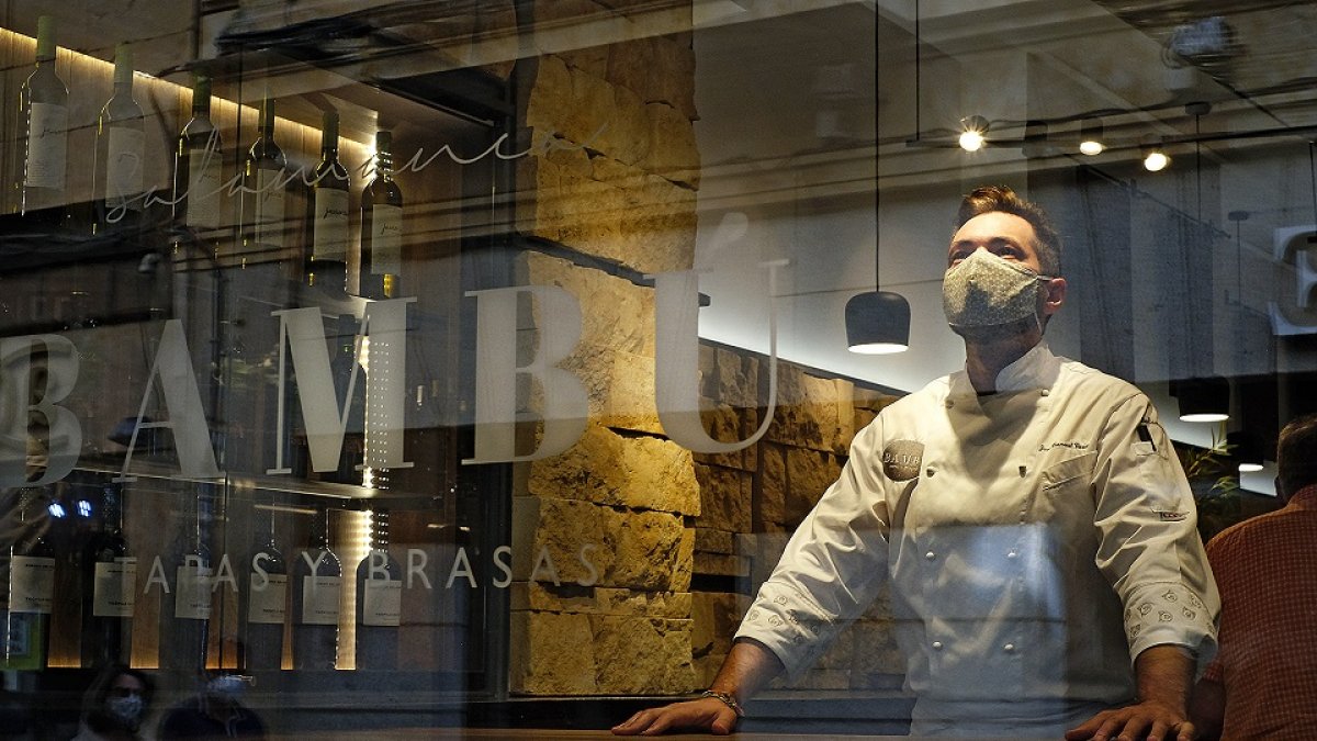 José Manuel Pascua, cocinero y propietario, aúna en su cocina el aprendizaje de su abuela, junto a la formación en el Basque Culinary Center. ENRIQUE CARRASCAL