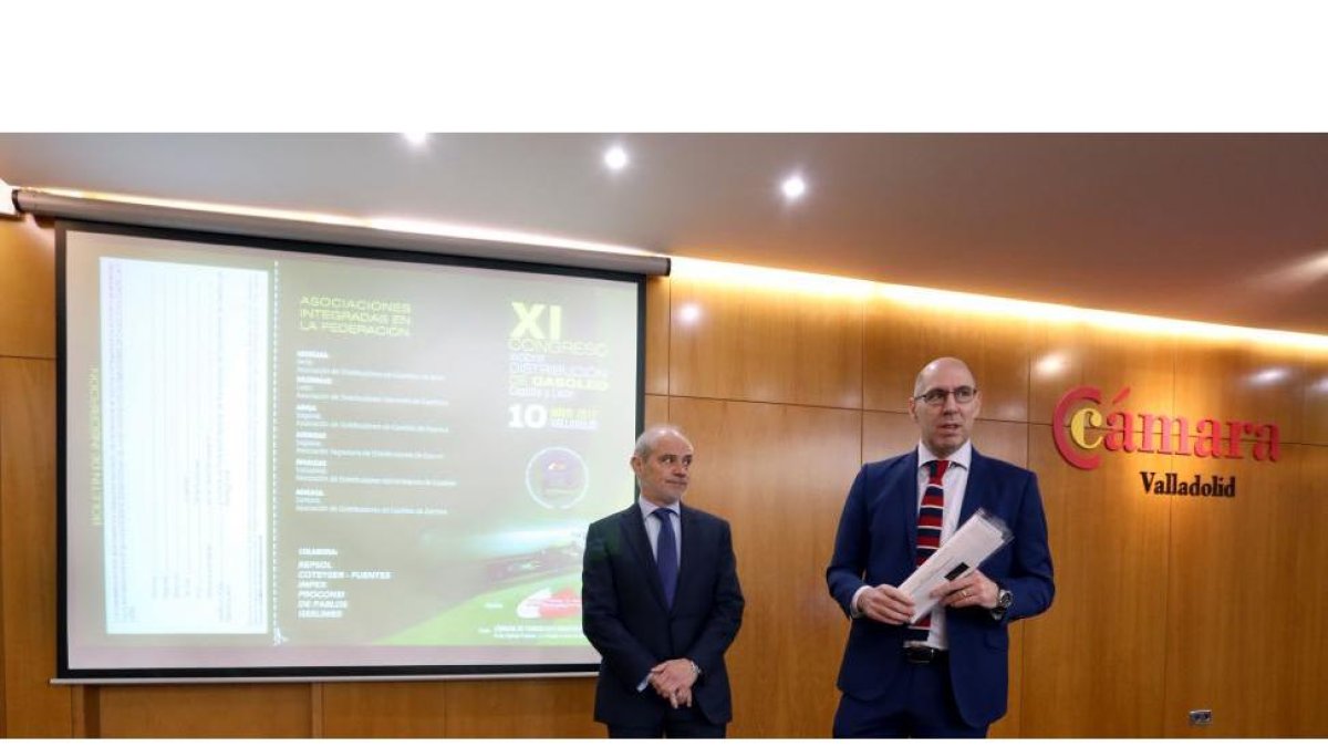 El viceconsejero de Economía y Competitividad, Carlos Martín Tobalina (D), y el presidente de la Cámara de Comercio de Valladolid, Víctor Caramanzana, inauguran el XI Congreso sobre Distribución de Gasóleo de Castilla y León-Rubén Cacho / ICAL