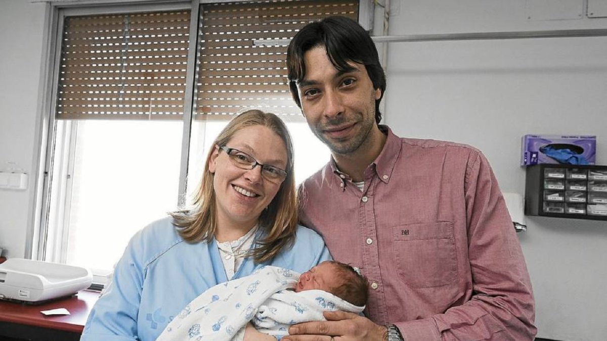 Anna y Héctor con la pequeña Cristina, el primer bebé nacido en Castilla y León en 2015-Miguel Ángel Santos