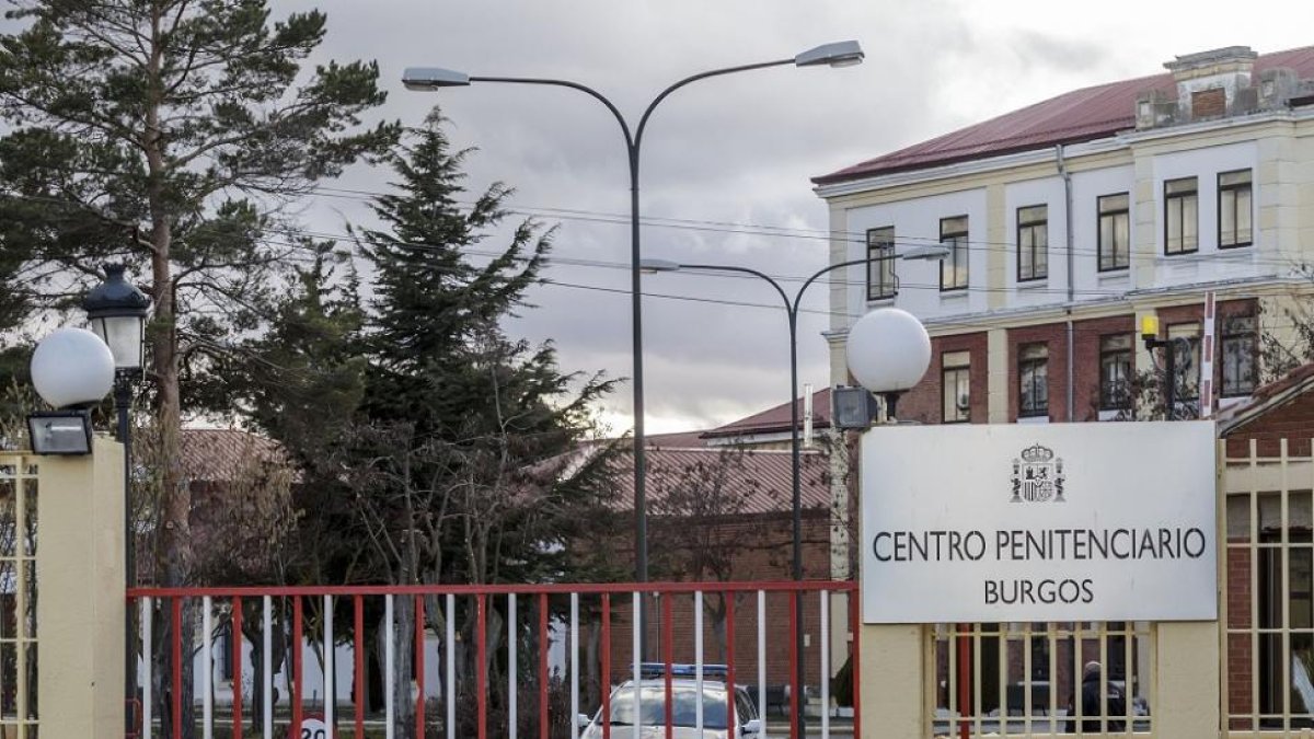 La expectación ayer era máxima a las puertas de la cárcel de Burgos para ver si Víctor Rodríguez salía.-SANTI OTERO