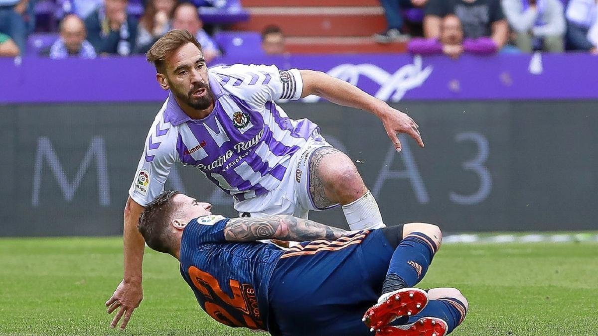 Borja y Santi Mina, durante el Real Valladolid-Valencia que está siendo investigado.-J.M. LOSTAU