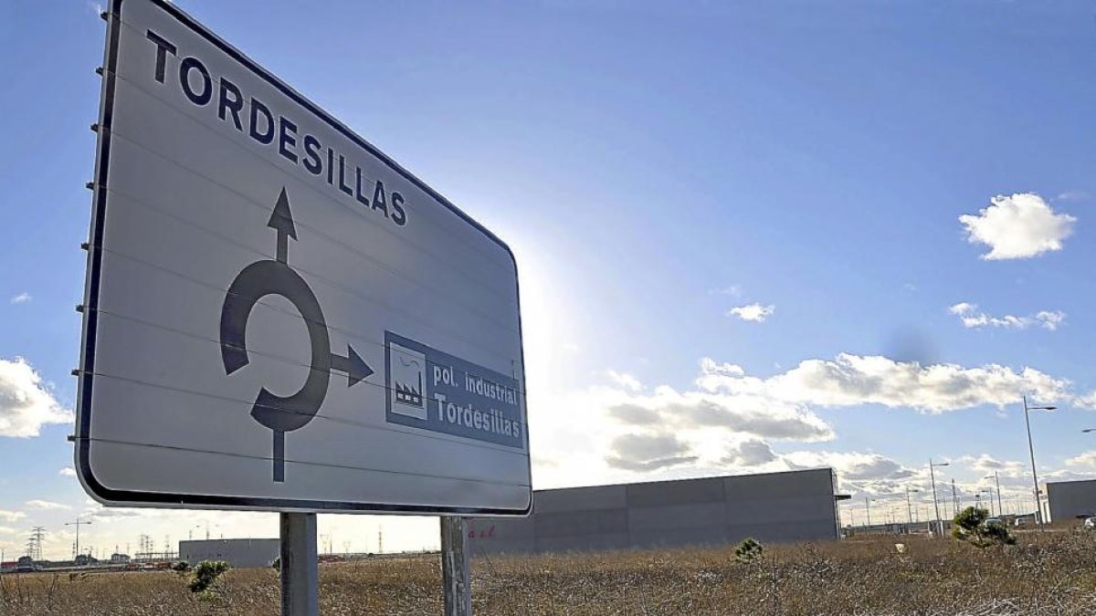 Señal que indica uno de los accesos del área industrial de Sepes en Tordesillas. - E.M.