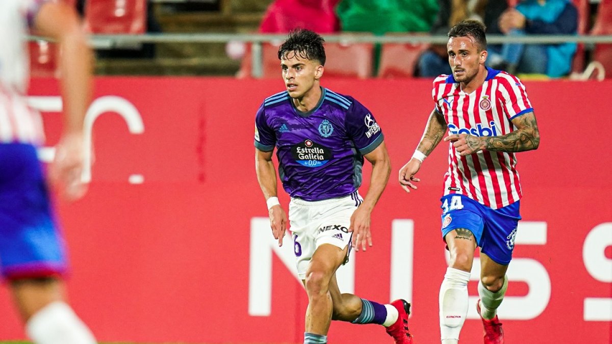 Álvaro Aguado conduce el balón durante el último partido en Montilivi ante el Girona. / IÑAKI SOLA / RVCF