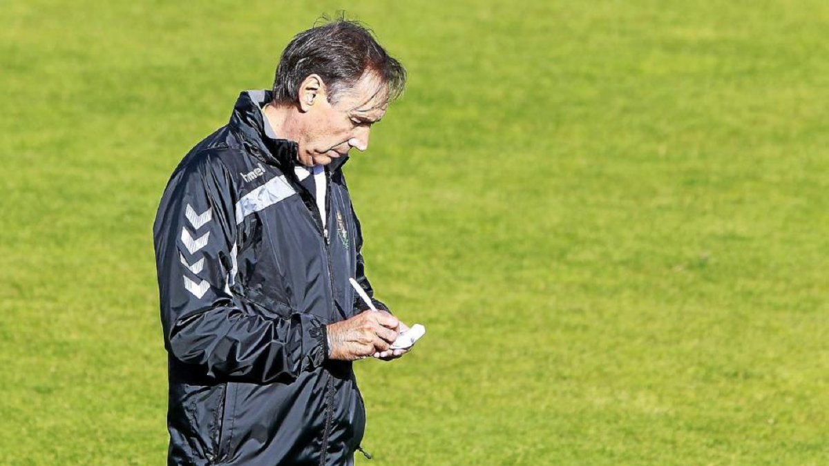 Portugal realiza anotaciones durante un entrenamiento del Real Valladolid.-J.M. Lostau