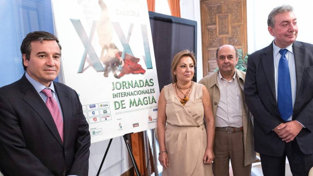 El director general de Políticas Culturales de la Junta, José Ramón Alonso; la alcaldesa de Zamora, Rosa Valdeón, el secretario general de la Fundación Caja Rural, Feliciano Ferrero, y el coordinador de las Jornadas Internacionales de Magia, Paulino Gil-Ical