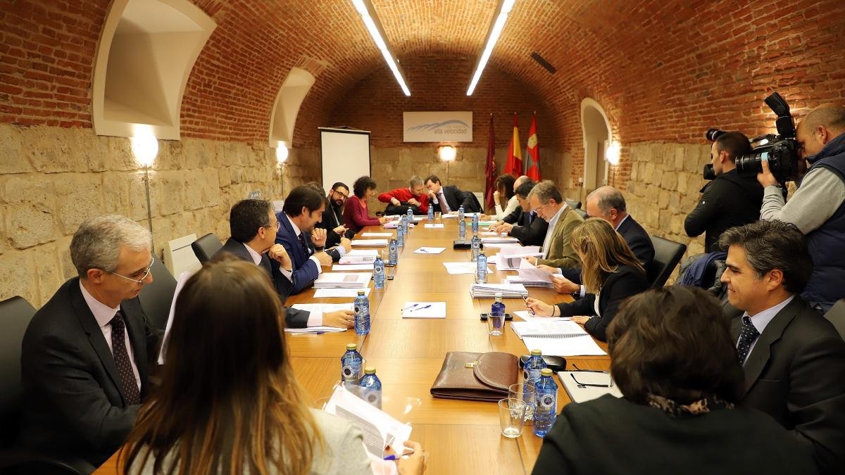 Un momento de la reunión de la Sociedad Alta Velocidad de Valladolid.-ICAL