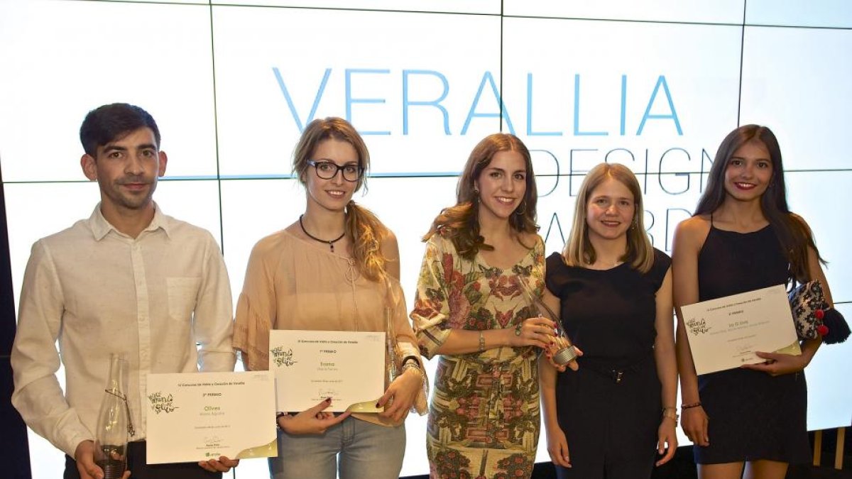 Estudiantes de Valladolid ganan el primer y segundo puesto al mejor diseño de envase para aceite y aceitunas en la IV edición del Concurso de Vidrio y Creación de Verallia que esta edición homenajea al mundo del olivo.-ICAL