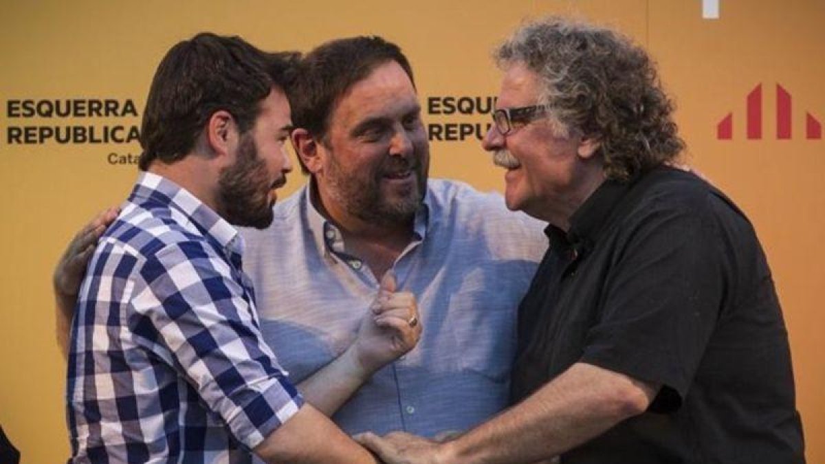 Los diputados de ERC en el Congreso, Joan Tardà y Gabriel Rufián, junto al presidente del partido, Oriol Junqueras.-CARLOS MONTANYES